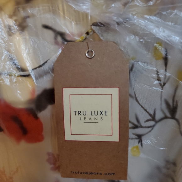 Summer top - NEW - Sold - Picture 4 of 5